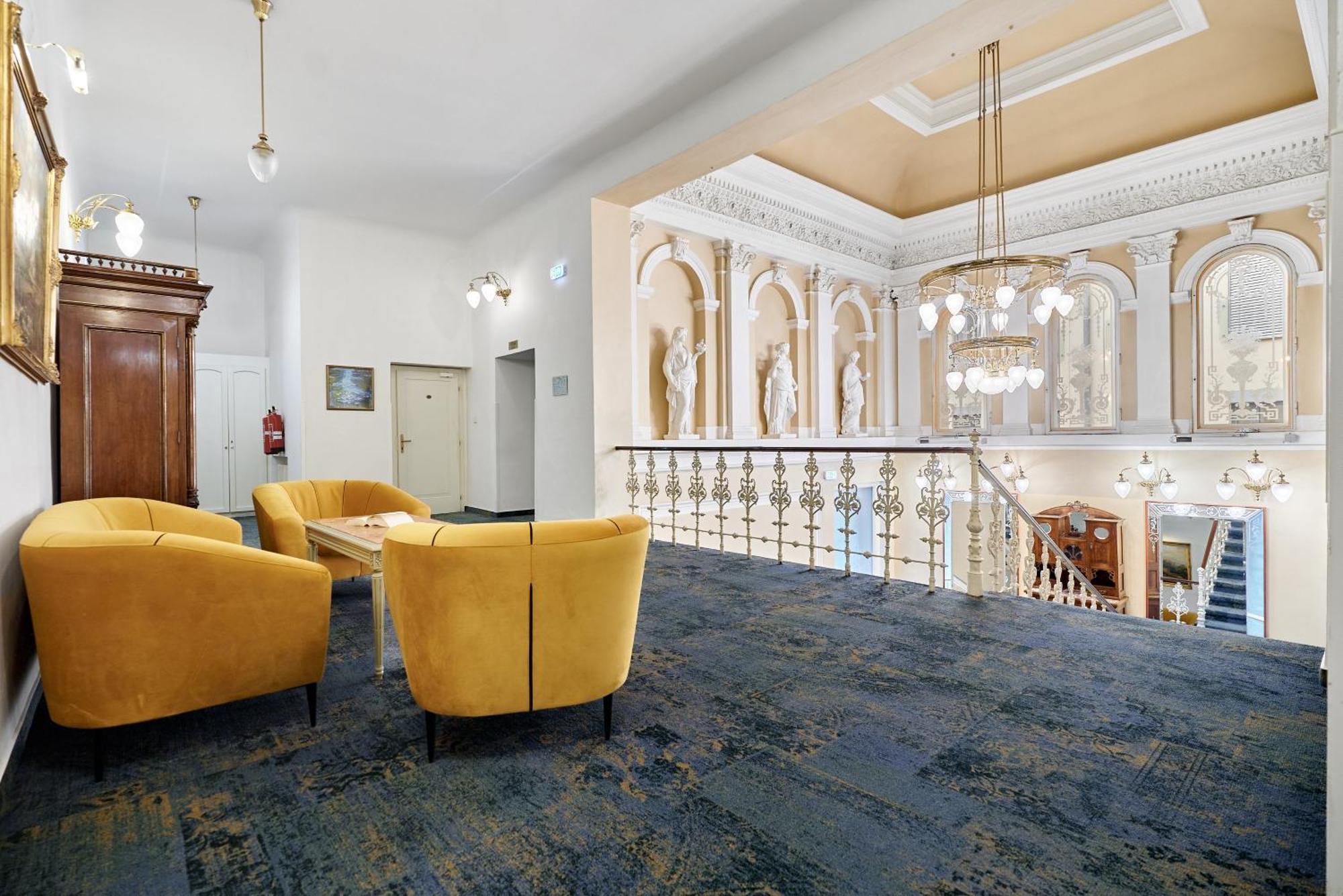 Maxim Hotel 4*